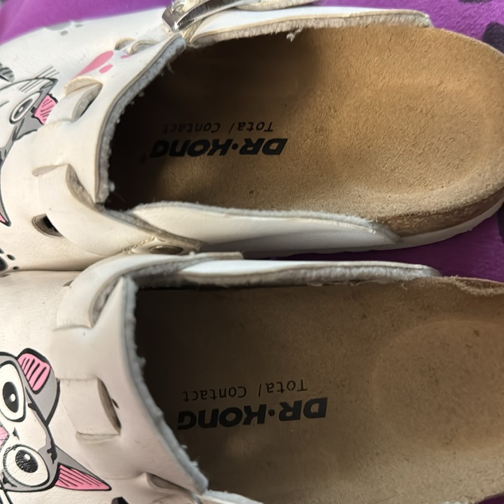 Kids white plastic slip on shoes with a cat on them size 10 kids or 27 in euro - Picture 2 of 6